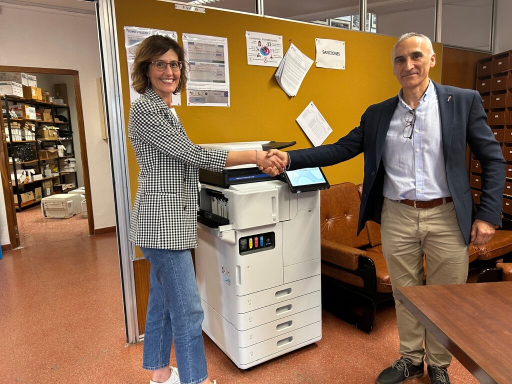 Mª Carmen Sanchez, secretaria del Centro y Miguel Ángel Hernández, de Tecnofim